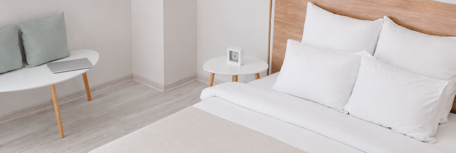 Habitación de hotel con cama y ropa de cama blanca